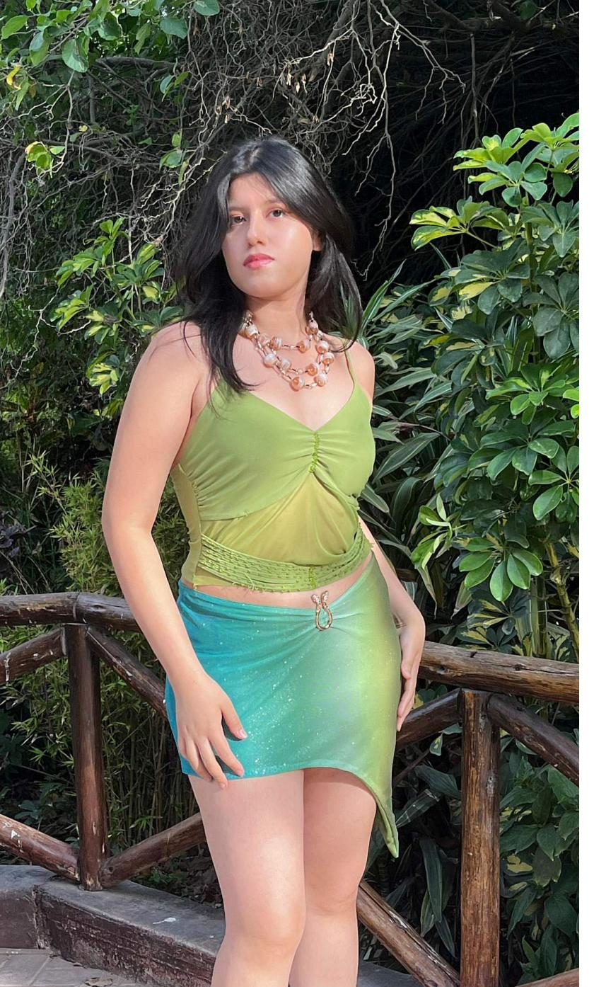 Falda 7 Raíces verde asimétrica con top verde, colección Aguaje