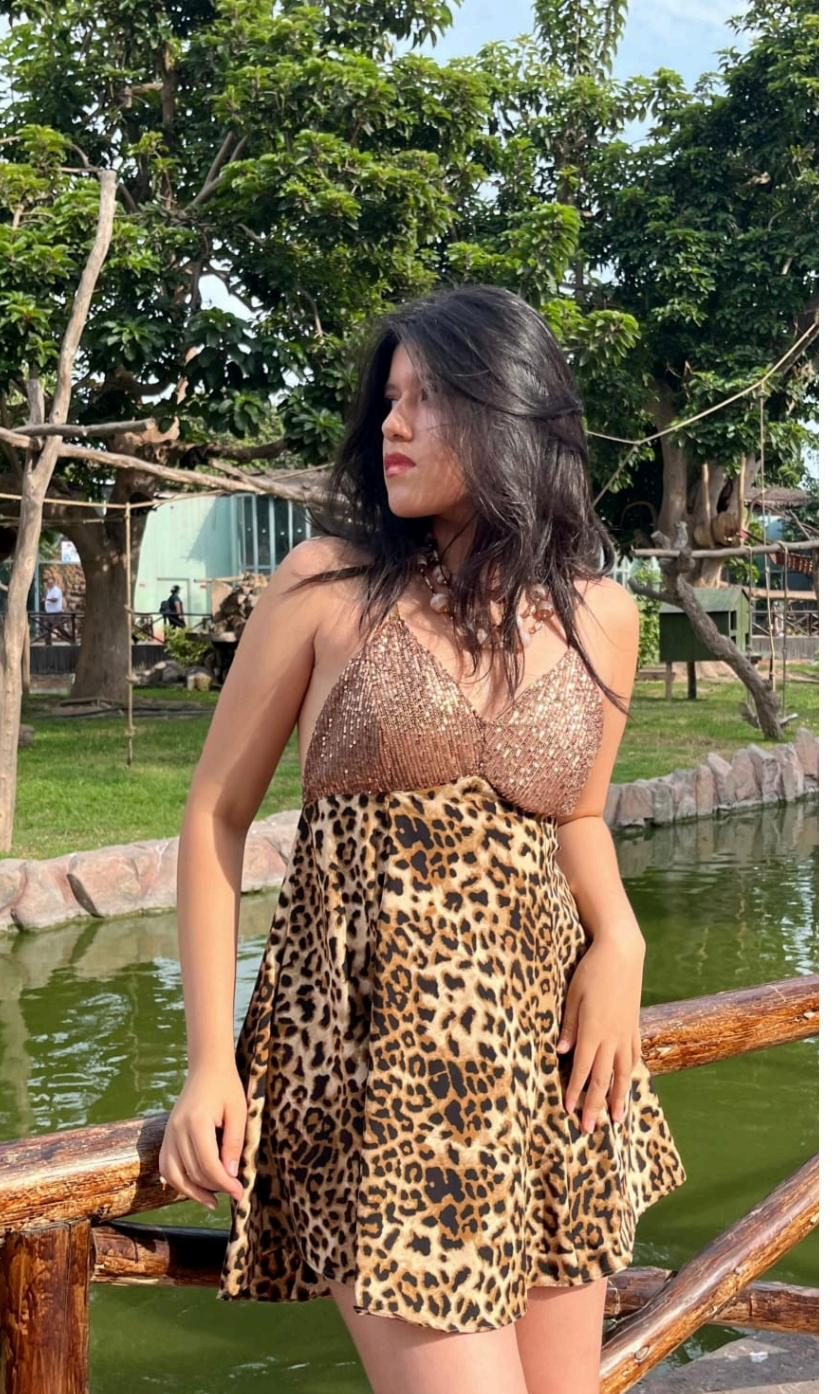 Vestido Para Para en animal print leopardo con escote de lentejuelas, colección Aguaje