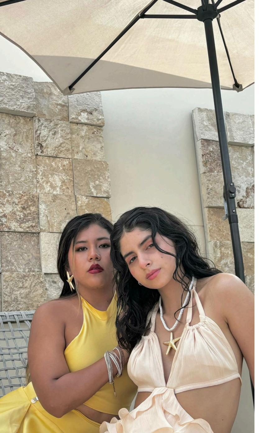 Dos mujeres con prendas TERRAMAR de la colección Kandela, retrato editorial bajo sombrilla