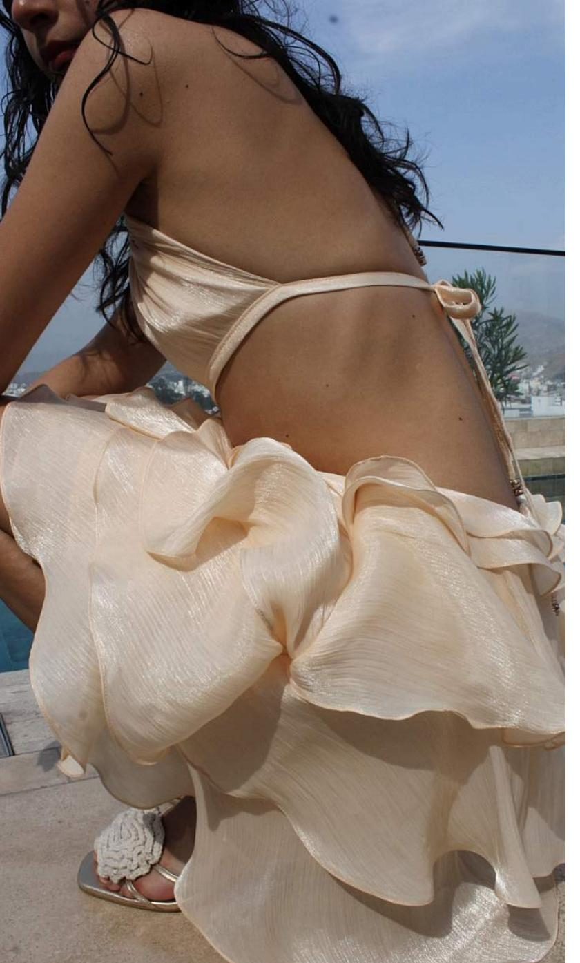 Detalle editorial de volantes marfil del vestido Vainiña