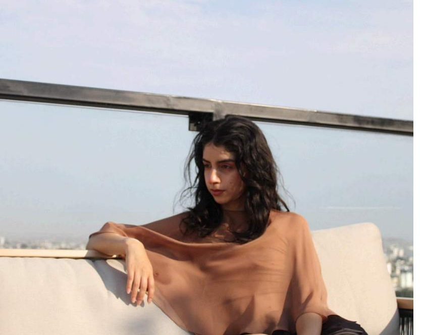 Blusa caramel de organza en terraza al atardecer