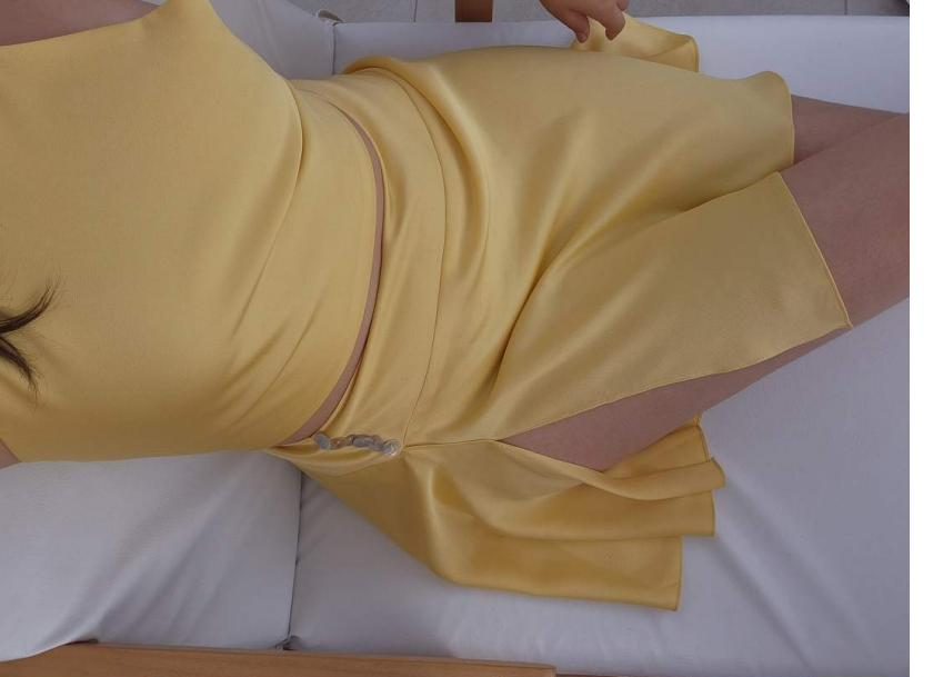 Detalle de satén amarillo de la colección Kandela